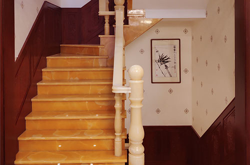 安康中式别墅室内汉白玉石楼梯的定制安装装饰效果